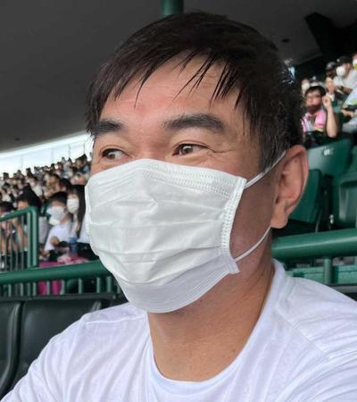 　グラウンドを見詰める岩瀬仁紀さん