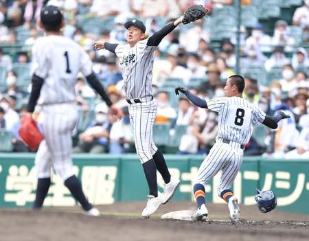　２回、送球がそれ、懸命に腕を伸ばす九州学院の一塁手・村上慶太（中央）＝撮影・伊藤笙子