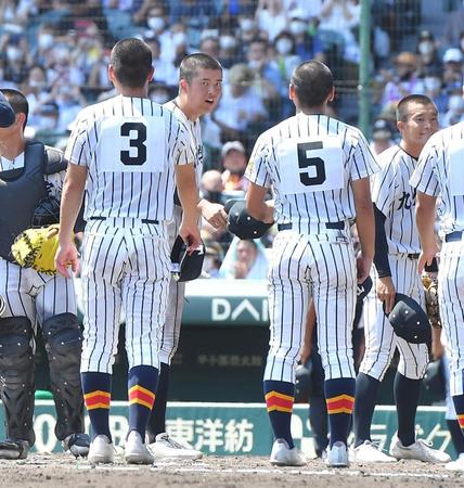 　試合後の整列を終え、帝京五の選手たちに声を掛ける九州学院・村上慶太（撮影・伊藤笙子）