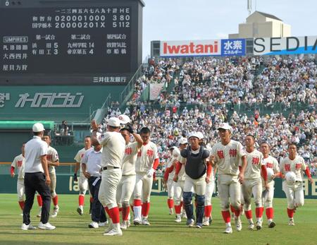 　国学院栃木に敗れ、肩を落とす智弁和歌山ナイン（撮影・北村雅宏）