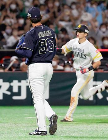 　９回、周東（右）にサヨナラ本塁打を浴び、力なくベンチへ戻る宇田川