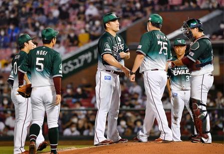 　４回、ピンチを迎えた田中将（中央）のもとに集まる楽天ナイン