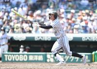 　８回、レフトへ二塁打を放つ九州学院・村上慶太（撮影・伊藤笙子）