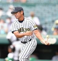 　試合前、ノックを行う帝京五・小林昭則監督（撮影・伊藤笙子）