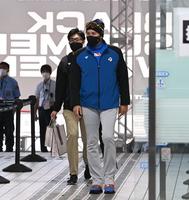 　球場入りする新庄ビッグボス（撮影・高石航平）