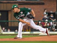 　力投する先発の田中将