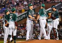 　４回、ピンチを迎えた田中将（中央）のもとに集まる楽天ナイン