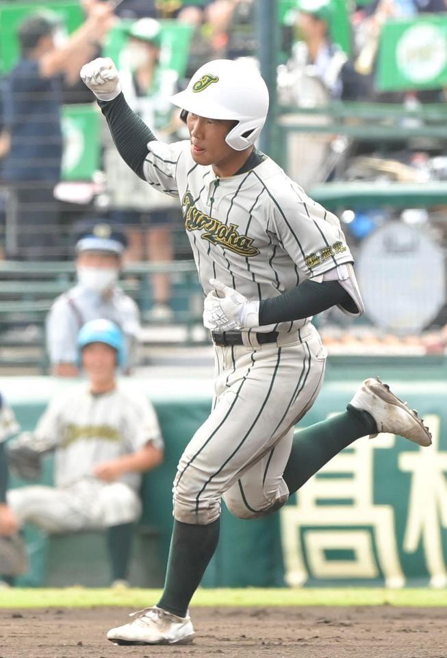 　３回、勝ち越し２ランを放ちガッツポーズを決める鶴岡東・土屋奏人（撮影・高部洋祐）