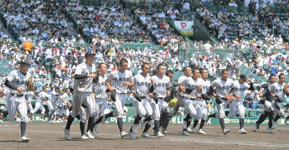 　帝京五を破り、駆け出す村上慶（左から２人目）ら九州学院ナイン（撮影・北村雅宏）