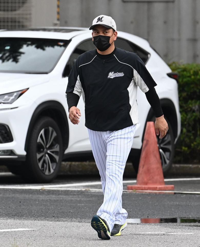 　悪天候中止となり室内練習場から引き揚げる井口監督（撮影・高石航平）