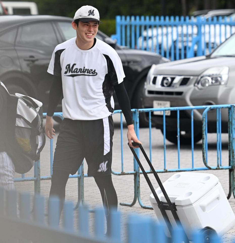 　ファンに声をかけられ笑顔を見せる佐々木朗（撮影・高石航平）