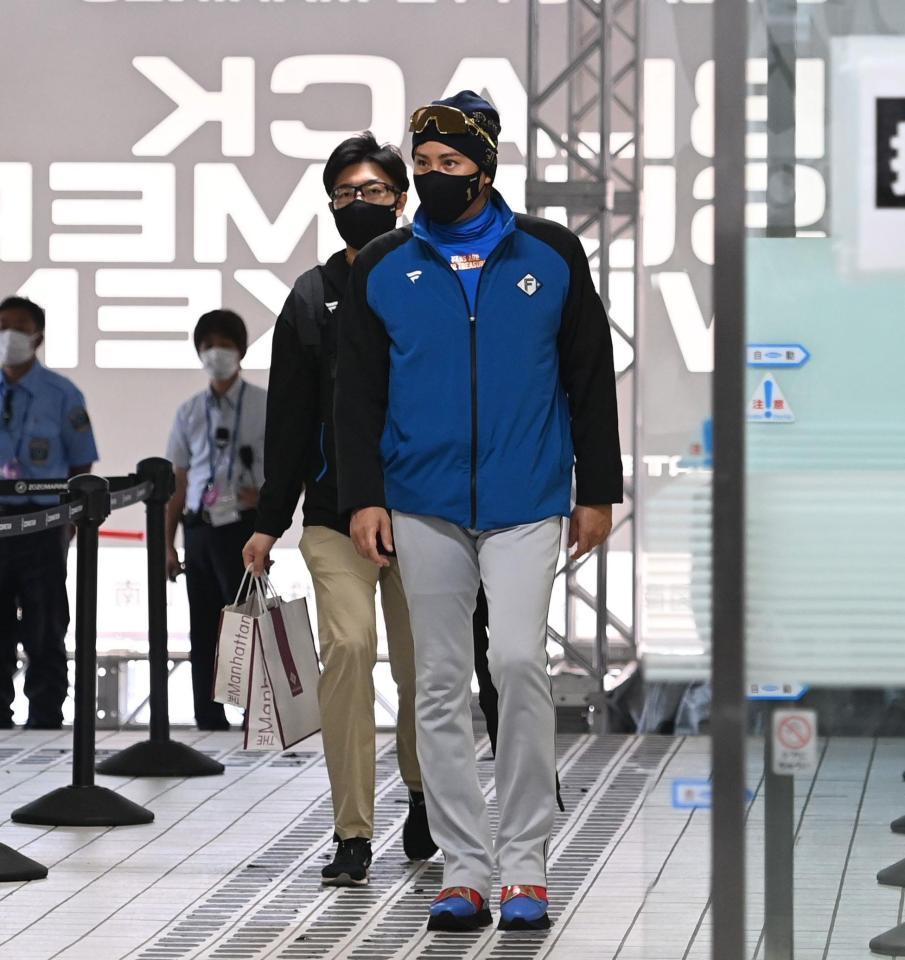 　球場入りする新庄ビッグボス（撮影・高石航平）