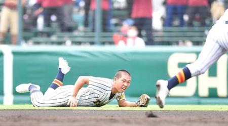 　１回、打球を捕球できず悔しい表情の帝京五・永田