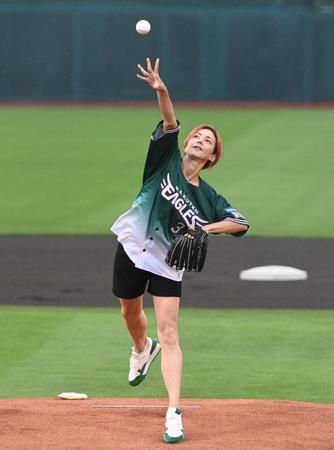 　始球式に登場し観客を沸かせた土屋アンナ