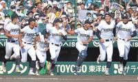 　智弁和歌山に勝利し、ベンチを飛び出す国学院栃木ナイン（撮影・北村雅宏）