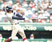 　８回、左中間へソロを放つ大阪桐蔭・松尾汐恩（撮影・伊藤笙子）