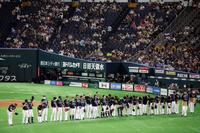 　今季ペイペイドーム最終戦を終え、一礼する中嶋監督（左端）らナイン