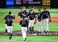 　ソフトバンクに勝利し喜ぶオリックスナイン