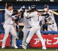 　１回、先制の左越えソロを放ちナインとタッチを交わす山田（中央）＝撮影・開出牧