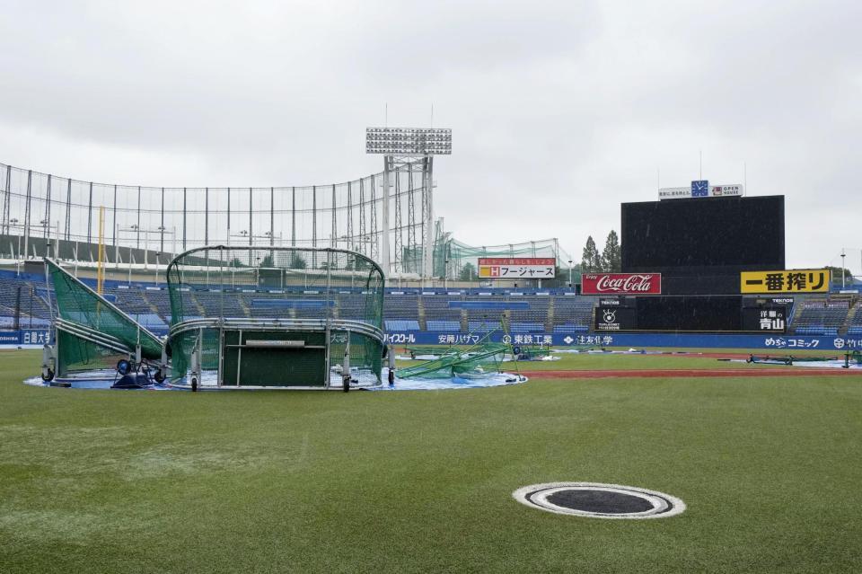 　台風接近のため、試合が中止となった神宮球場