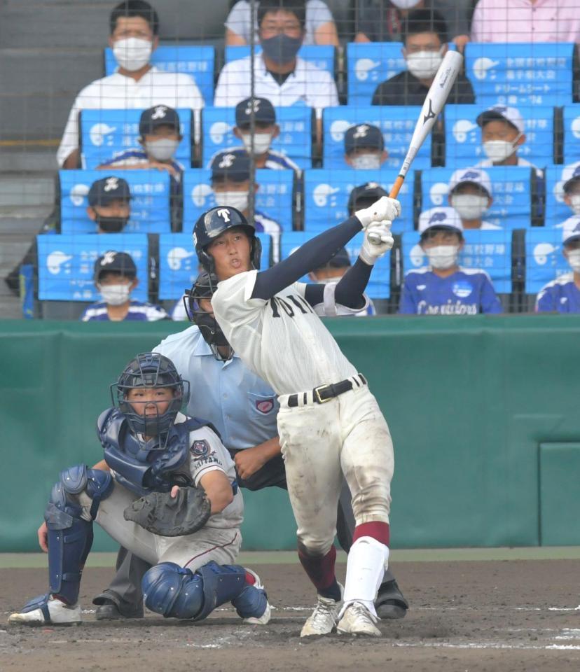 　９回、２ランを放つ大阪桐蔭・松尾（撮影・北村雅宏）