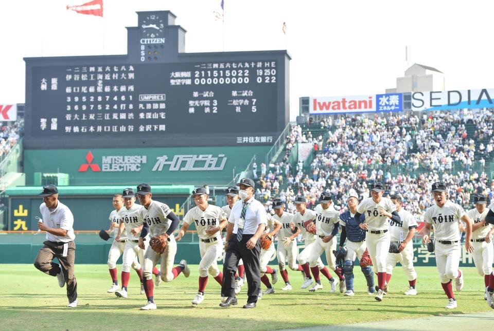 　２５安打１９得点で聖望学園を圧倒した大阪桐蔭ナイン（撮影・伊藤笙子）