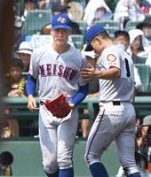 ７回、石川に代わりマウンドに向かう猪俣