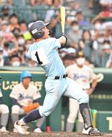 　７回、左越えに満塁本塁打を放つ近江・山田陽翔（撮影・吉澤敬太）