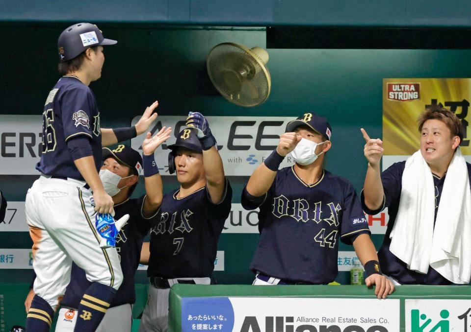 　４回、福田の２点打で生還した二走・山足（左端）を迎えるオリックスナイン