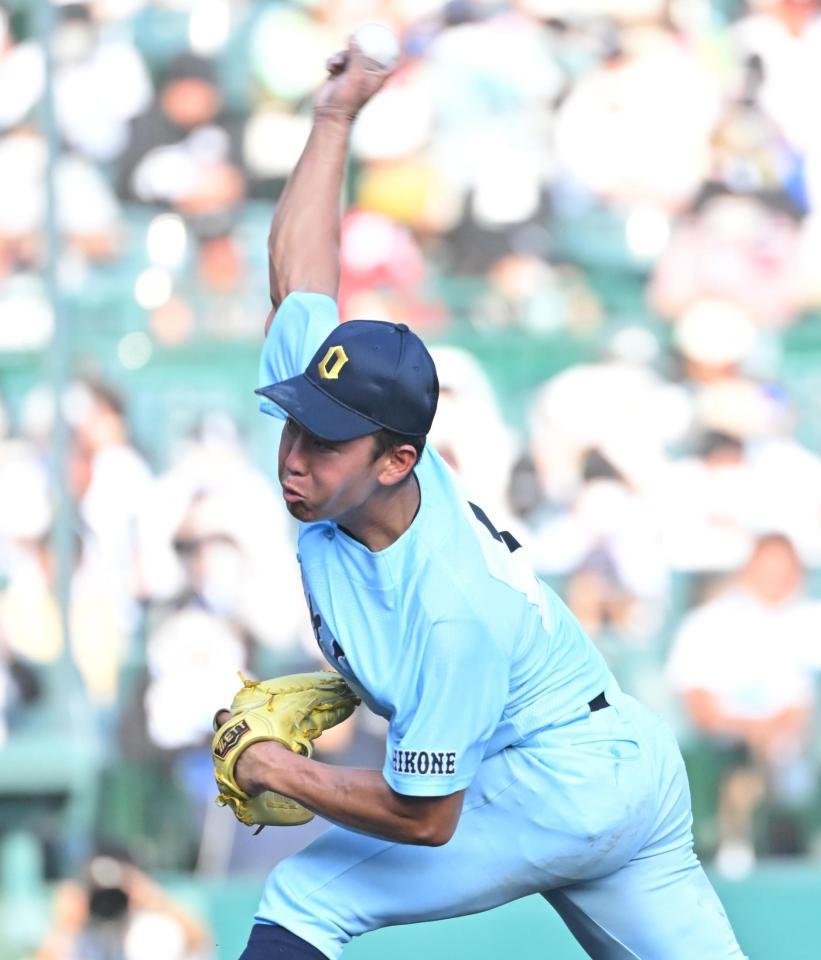 　力投する近江・山田陽翔（撮影・吉澤敬太）