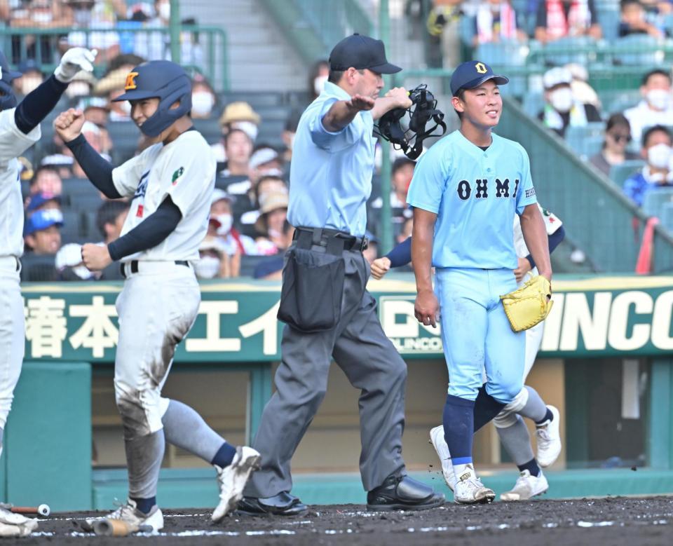 　２回、海星・牧真測に先制打を打たれた近江・山田陽翔（右）＝撮影・吉澤敬太