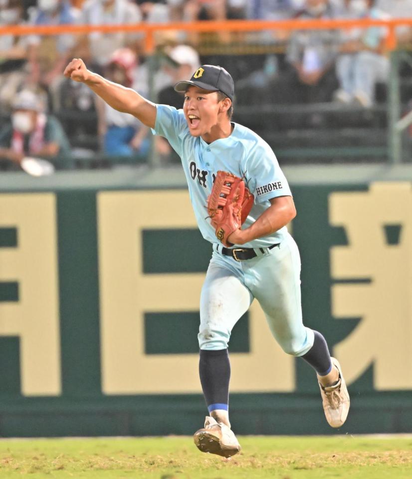 　９回、海星に勝利し、右翼でガッツポーズで喜ぶ近江・山田陽翔（撮影・吉澤敬太）