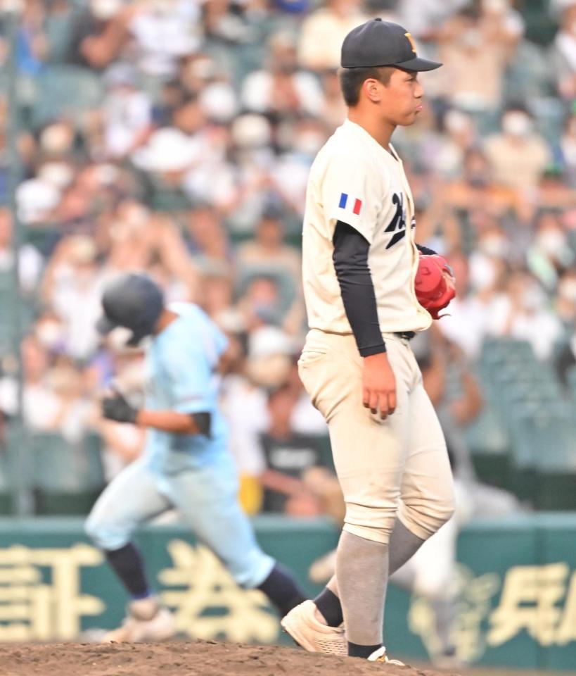 　７回、近江・山田陽翔（左）に左越えに満塁本塁打を打たれた海星・宮原明弥（撮影・吉澤敬太）