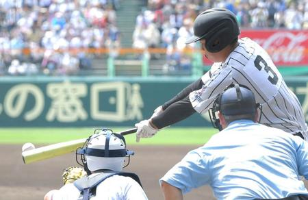 　１回、先制となる適時打を放つ九州学院・村上慶（撮影・北村雅宏）