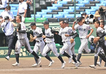 　国学院栃木を破り、笑顔で応援席へ駆け出す村上慶太（左端）ら九州学院ナイン（撮影・吉澤敬太）