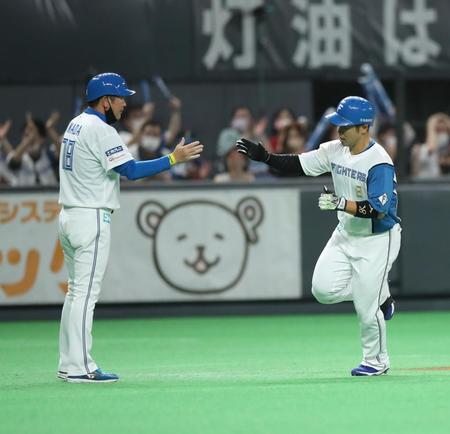 　１回、先制ソロ本塁打を放つ近藤（右）＝撮影・中島達哉