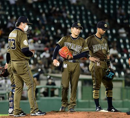 　６回途中降板する山岡（中央）＝撮影・山口登