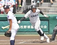 　１回、中前に先制打を放つ九州学院・村上慶太（撮影・吉澤敬太）