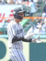 　１回、先制となる適時打を放ち、ほえる九州学院・村上慶（撮影・北村雅宏）