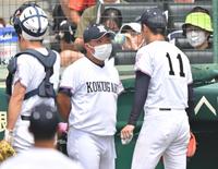 　２番手投手・中沢康達（右）と話す国学院栃木・柄目監督（撮影・吉澤敬太）