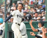 　２回、犠飛を放ち、笑顔でベンチに戻る大阪桐蔭・松尾（撮影・高部洋祐）