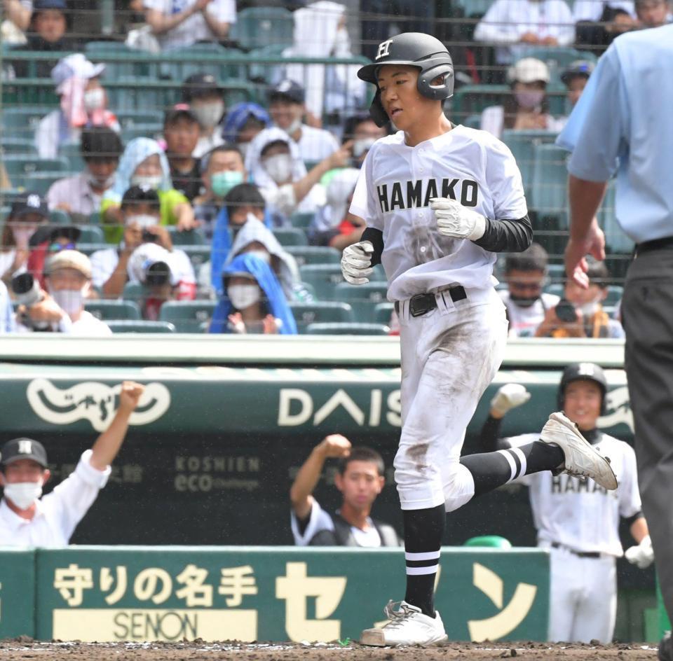 　７回、ソロを放ち、生還する浜田・波田（撮影・北村雅宏）