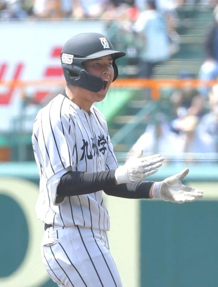 　１回、先制となる適時打を放ち、ほえる九州学院・村上慶（撮影・北村雅宏）