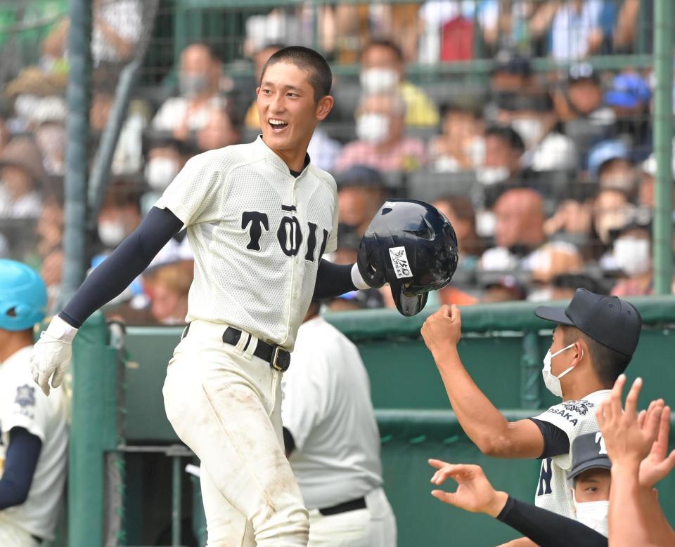 　２回、犠飛を放ち、笑顔でベンチに戻る大阪桐蔭・松尾（撮影・高部洋祐）