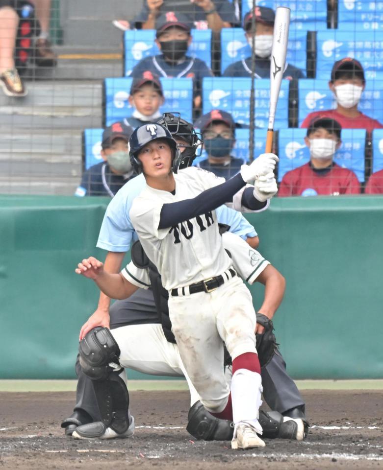 　２回、中犠飛を放つ大阪桐蔭・松尾（撮影・吉澤敬太）