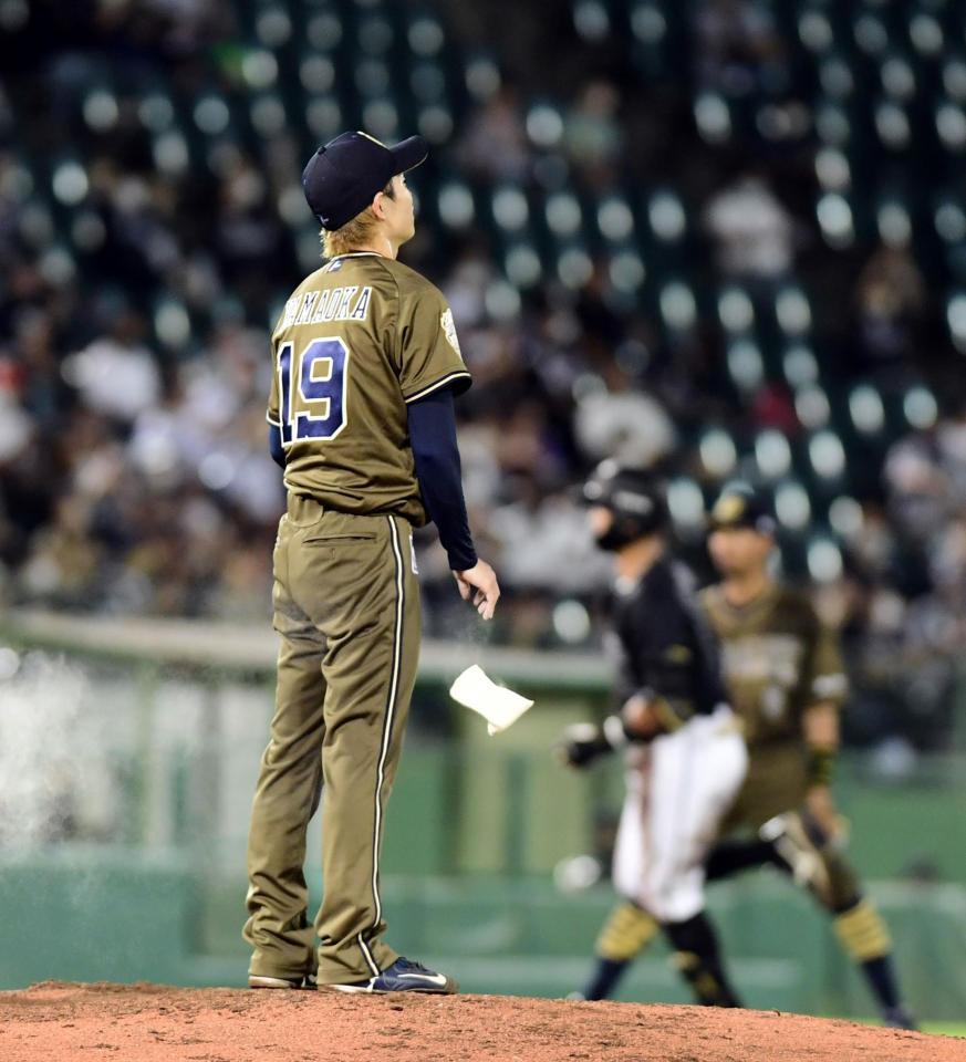　６回、山岡は山口に先制３ランを許す（撮影・山口登）