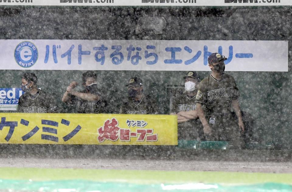 　雨で中断しベンチで待機するオリックスナイン（撮影・山口登）