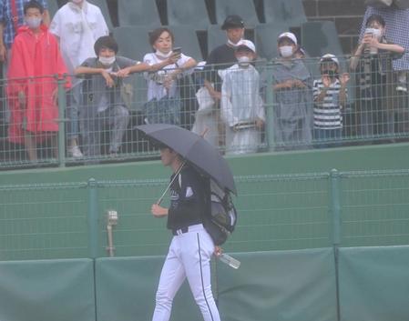 雨天中止が決定し、ファンが見守る中引き揚げる佐々木朗（撮影・高部洋祐）