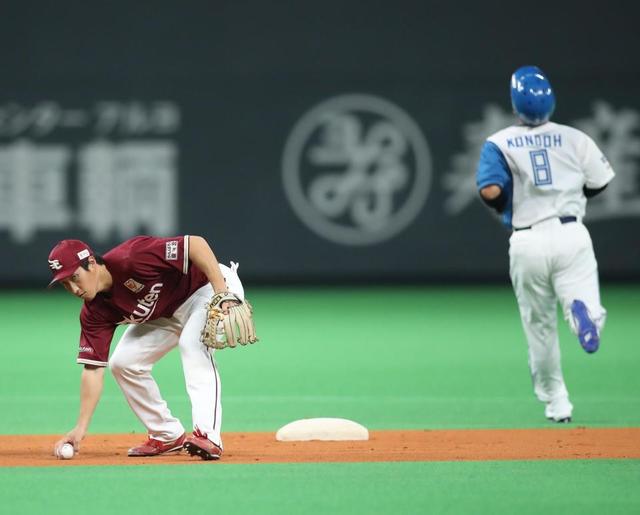 【写真】珍プレー　日本ハム・近藤のお尻に打球直撃、守備妨害でアウトに