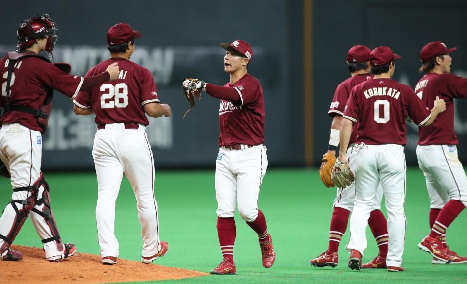 勝利をあげ、タッチを交わす茂木（中央）ら楽天ナイン（撮影・中島達哉）